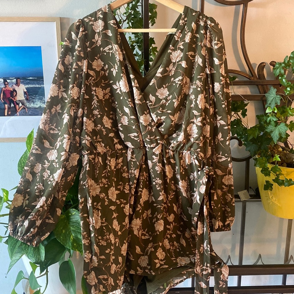 Green long sleeve floral romper